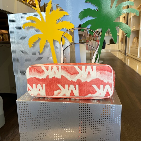 Michael Kors Medium Carryall Tote - Picture 5 of 10